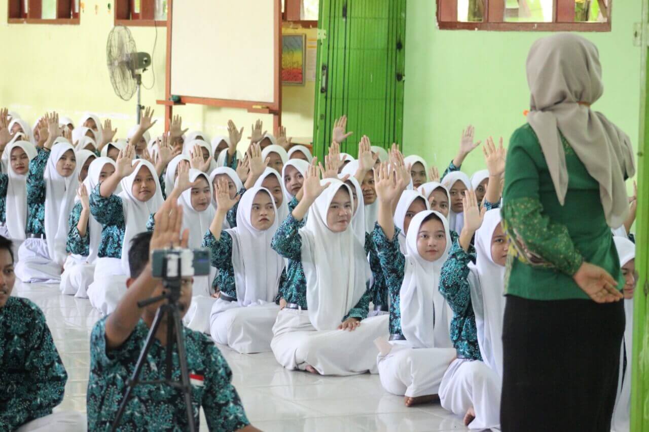 sosialisasi cerdas bermedia sosial di sman 1 kepohbaru