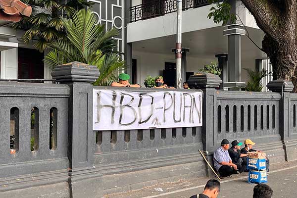 Spanduk berisi nada sarkas terhadap Puan Maharani di Aksi Mahasiswa Kota Malang. (bim) - Aksi Mahasiswa Kota Malang Kritik Perayaan HUT Puan