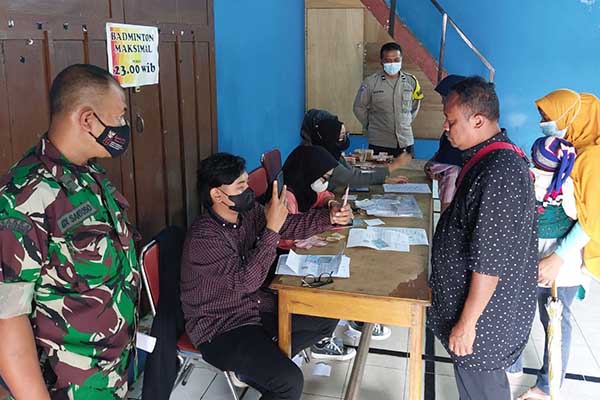 TNI-POLRI dampingi pendistribusian BPNT warga Dinoyo. (ist) - TNI-POLRI Dampingi Pendistribusian BPNT Warga Dinoyo