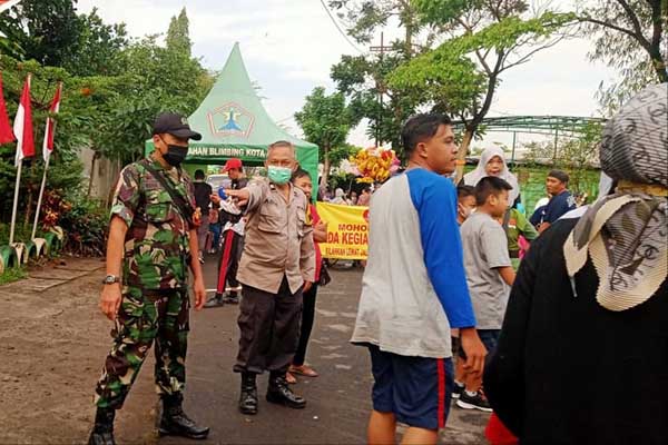 TNI-Polri dampingi gerak jalan warga Blimbing. (ist) - TNI-Polri Dampingi Gerak Jalan Warga Blimbing