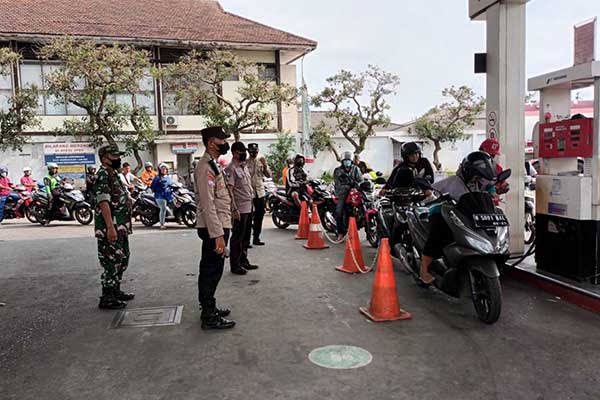 TNI-Polri monitoring situasi SPBU pasca kenaikan BBM. (ist) - TNI-Polri Monitoring Situasi SPBU Pasca Kenaikan BBM