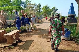 TNI-Rakyat kerja bakti bersihkan Monumen Perjuangan Hamid Rusdi. (ist) - TNI-Rakyat Kerja Bakti Bersihkan Monumen Perjuangan Hamid Rusdi