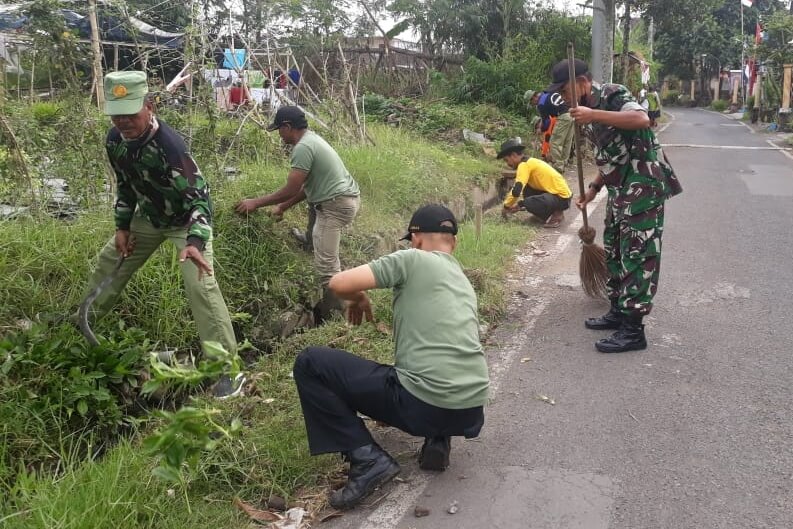 tni manunggal warga bakalankrajan karya bakti kampung bersinar tni manunggal warga bakalankrajan karya bakti kampung bersinar