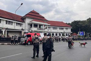 Tampak petugas yang berjaga di sekitar lokasi aksi mahasiswa. (bim) - 900 Personel Gabungan Amankan Aksi Ratusan Mahasiswa di Gedung DPRD Kota Malang