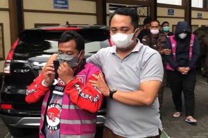 Tersangka AFR dan J saat dipindahkan dari Kejari Batu ke Lapas Kelas I Malang. (ist) - Kejari Batu Tahan 2 Tersangka Rekayasa BPHTB dan PBB