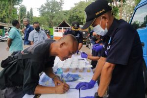 tes urin dadakan di terminal karangkates oleh bnn kabupaten malang yang di lakukan oleh sopir.