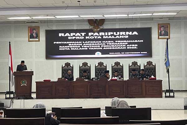 Tim Banggar DPRD Kota Malang, saat menyampaikan laporan hasil pembahasan P-APBD 2022 Kota Malang. (bim) - Pengendalian Inflasi Menjadi Prioritas dalam P-APBD Kota Malang 2022