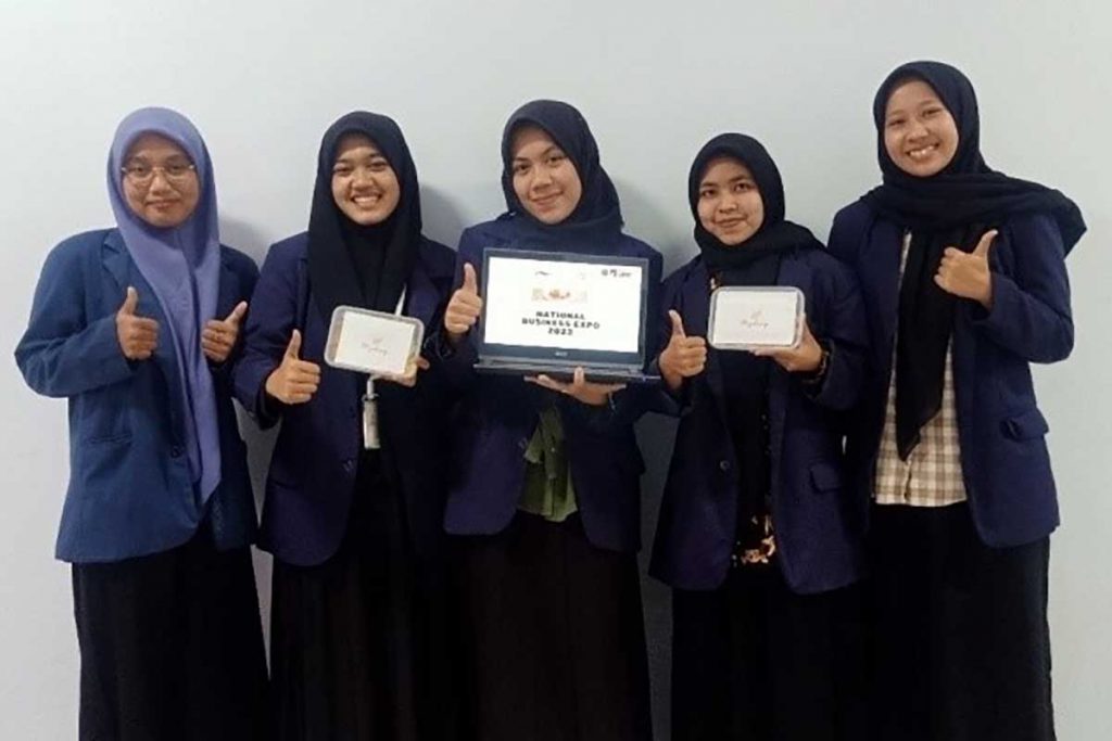 Tim MYDANG meraih juara 3 atas inovasi mie sehat dari limbah kepala udang untuk kesehatan mata. (ist) - Tim Mahasiswa Polinema Sabet Tiga Prestasi pada National Business Expo 2022