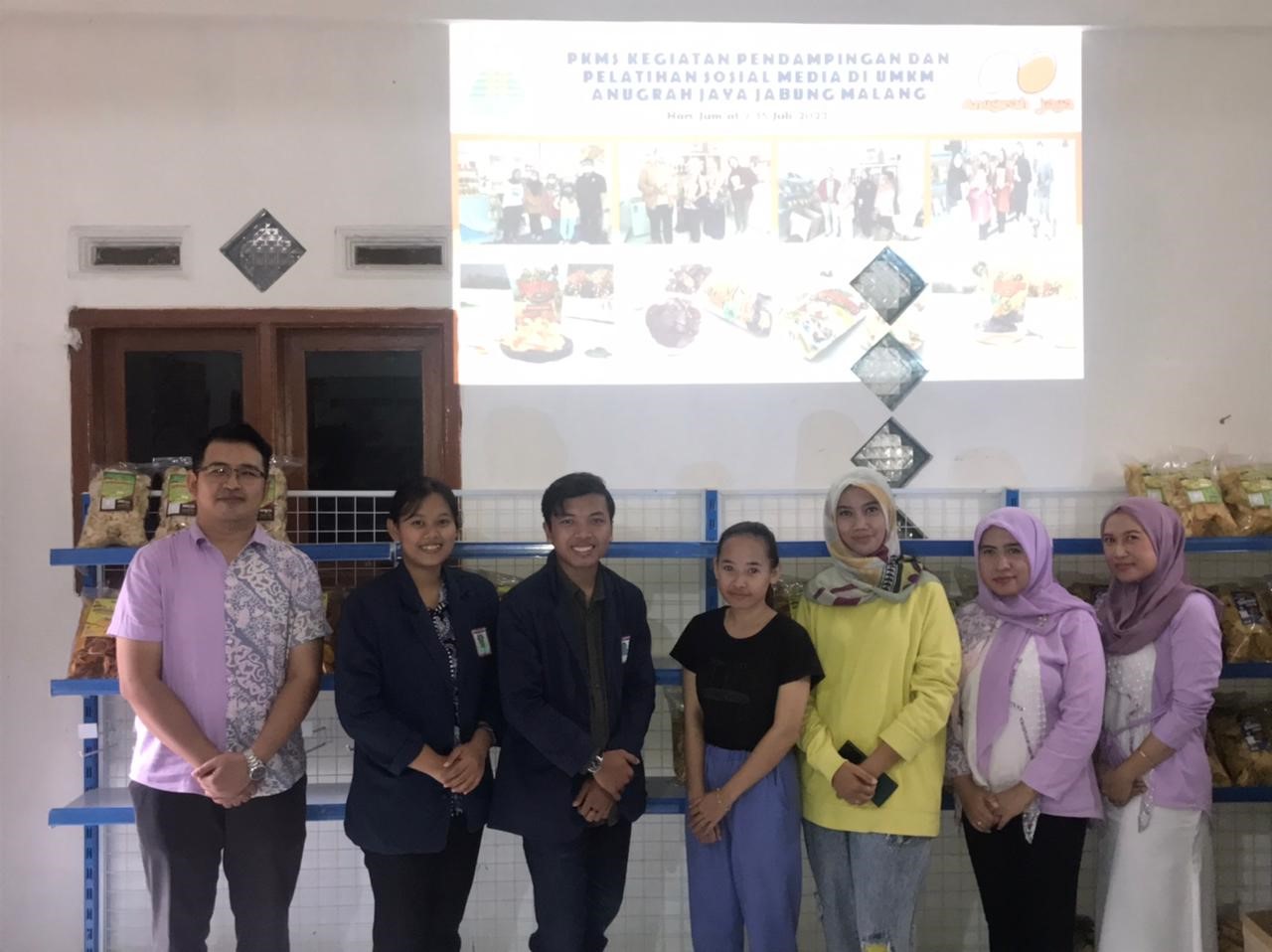 tim pkm stimata beri pelatihan media branding produk aneka keripik “extra delicious”