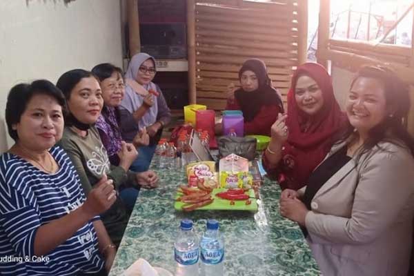 Tim PkM berikan pelatihan produk olahan kripik cabe merah kepada warga asrama Brimob. (ist) - Maksimalkan Potensi, Polinema Diversifikasi Produk Olahan Kripik Cabe Merah