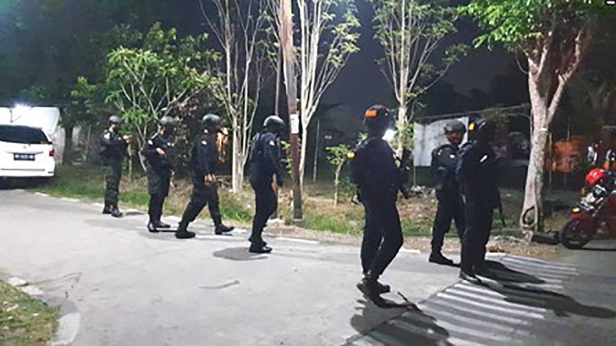 Tim jibom di lokasi ledakan Asrama Brimob Surakarta. (ist) - Polda Jateng: Ledakan Asrama Brimob Surakarta Bukan Aksi Teroris
