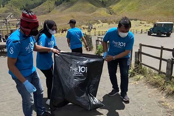 Tim ‘Sapu Gunung’ bersihkan sampah di kawasan Gunung Bromo. (ist) - Peduli Lingkungan, The 1O1 Malang OJ ‘Sapu Gunung’ Bromo