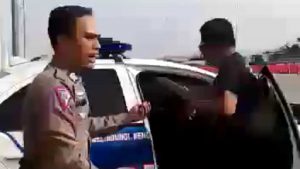 Video dugaan polisi lakukan pungli di tol Gresik. (ist) - Polda Jatim Buka Suara Soal Video Pungli Rp500 Ribu di Tol Gresik