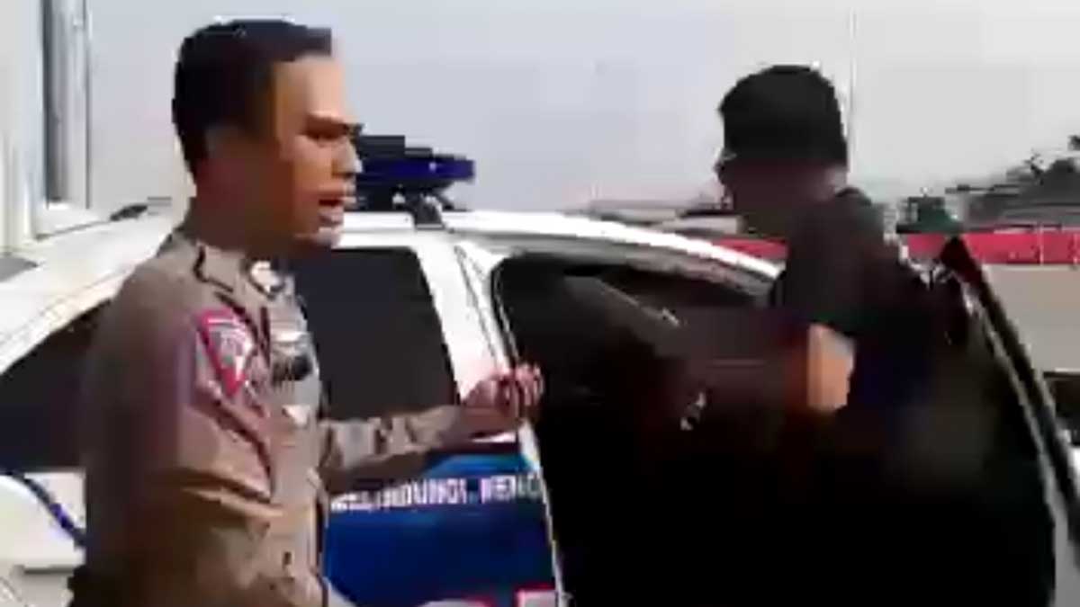 Video dugaan polisi lakukan pungli di tol Gresik. (ist) - Polda Jatim Buka Suara Soal Video Pungli Rp500 Ribu di Tol Gresik