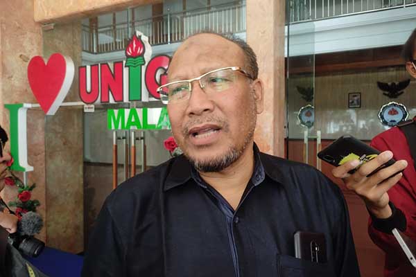 Wakil Rektor II Uniga, Dr Djuni Farhan, SE MSi, menjawab pertanyaan awak media, mewakili Rektor Uniga, Prof Dr Dyah Sawitri SE MM. (rhd) - Ratusan Maba Uniga Ikuti Stupa, Kapolresta Makota: Mahasiswa Agent of Change Intelektual
