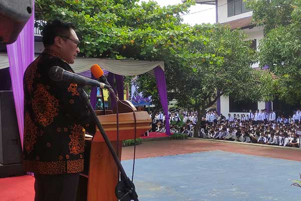 Wakil Walikota Malang, Sofyan Edi Jarwoko, memberikan pesan kepada maba Unitri. (rhd) - Unitri Gandeng Pemkot Malang Jalin Sinergisitas Wawasan Kebangsaan