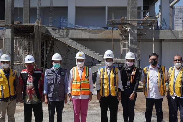 Wali Kota Batu bersama Direktur Prasarana Strategis Dirjen Cipta Karya Kementerian PUPR. (ist) - Kementeian PUPR Sidak Pembangunan Pasar Induk Among Tani Batu