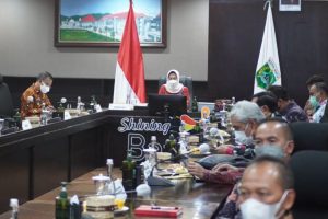 wali kota batu dan pimpinan opd mengikuti rapat paripurna secara daring.