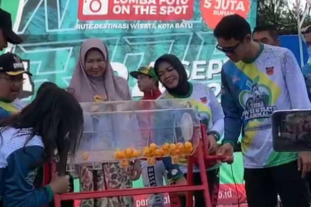 Wali Kota Batu hadir dalam pengundian hadiah bagi peserta. (dik) - Awali HUT ke-21 Kota Batu, Tour Gowes Wisata Nasional Berangkatkan 1.200 Goweser
