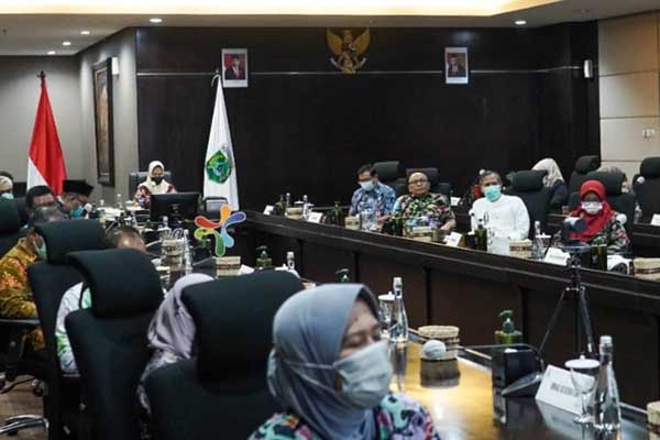 Wali Kota Batu mengikuti Paripurna melalui Zoom meeting. (ist) - Pemkot Batu Terus Upayakan Peningkatan PAD 2022