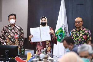 wali kota batu menunjukkan dokumen raperda yang disetujui