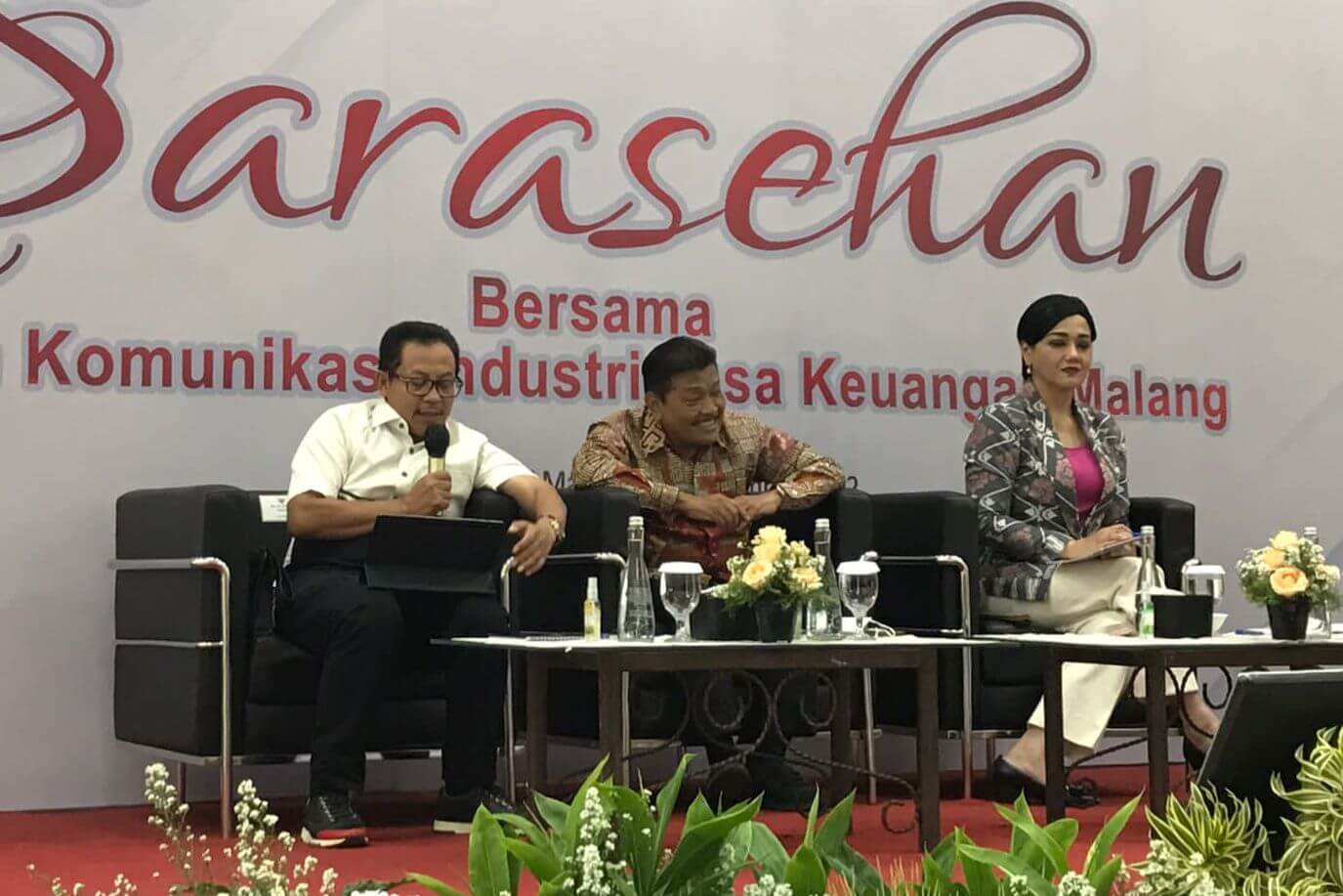 wali kota malang sutiaji bersama pemateri lainnya dalam sarasehan dengan fkijk malang.