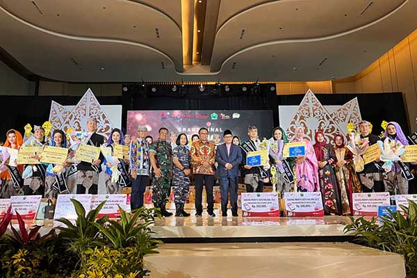 Wali Kota Malang, Sutiaji beserta jajaran Forkopimda Kota Malang, dalam penganugerahan Kakang Mbakyu Kota Malang. (bim) -