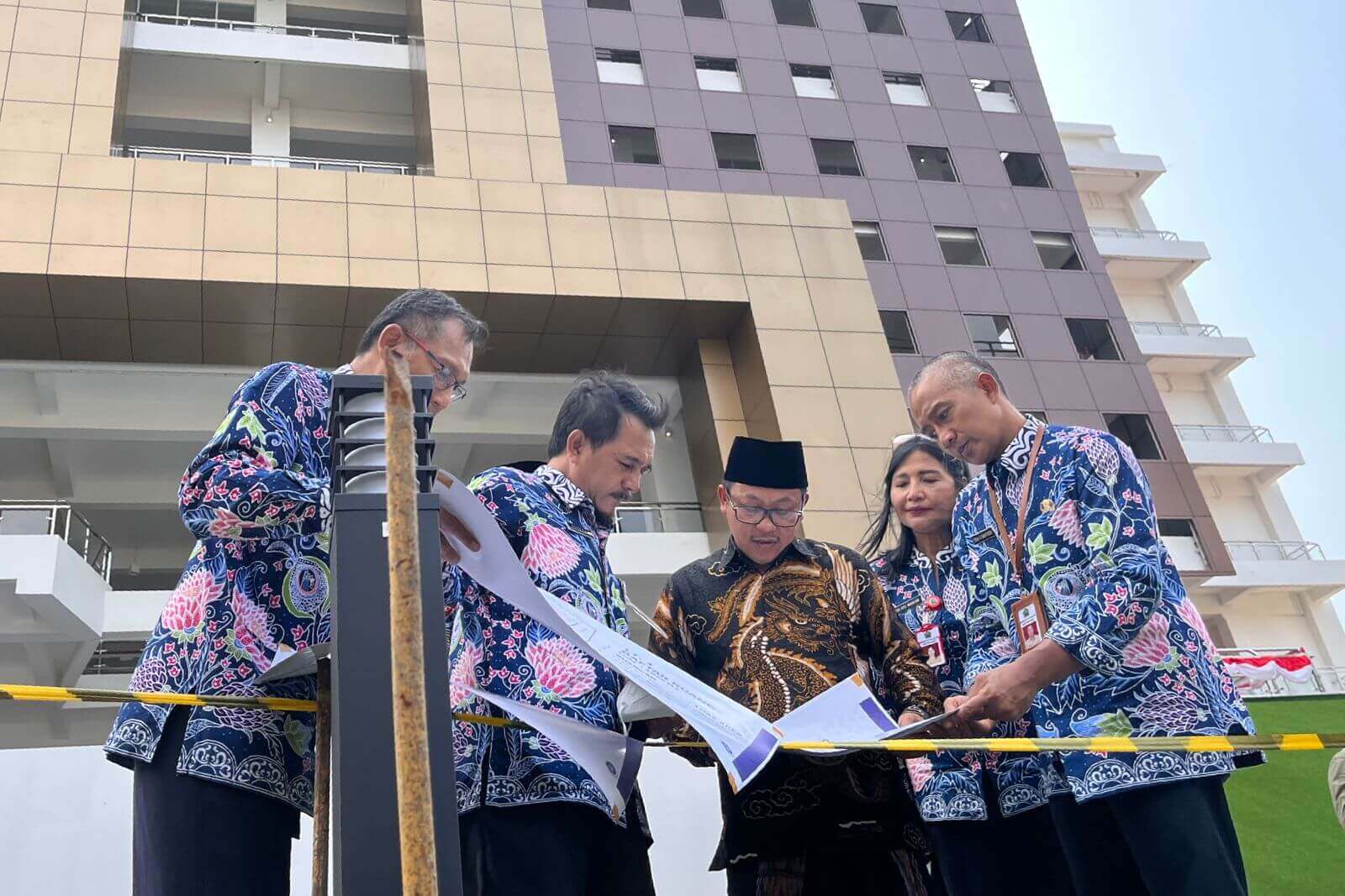 wali kota malang sutiaji beserta jajarannya saat meninjau mcc wali kota malang sutiaji beserta jajarannya saat meninjau mcc