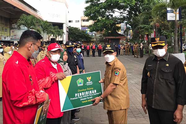 Wali Kota Malang, Sutiaji, memberikan penghargaan kepada salah satu atlet berprestasi di ASEAN Para Games 2022. (bim) - Dua Atlet Kota Malang Dulang Prestasi di ASEAN Para Games 2022