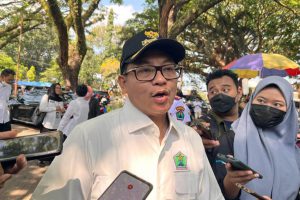 wali kota malang sutiaji saat hadir di pasar murah dan masyarakat kecamatan kedungkandang antusias membeli bahan pokok di operasi pasar foto atas 1