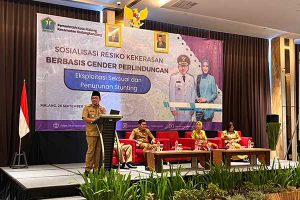 Wali Kota Malang, Sutiaji, saat memberikan arahan dalam sosialisasi mitigasi kekerasan seksual dan stunting. (bim) - Pemkot Sosialisasikan Mitigasi Kekerasan Seksual dan Stunting bagi Warga Kedungkandang