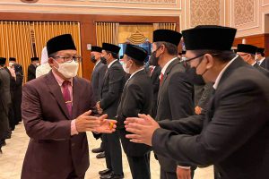 wali kota malang sutiaji saat memberikan selamat kepada pejabat baru di lingkungan pemkot malang1