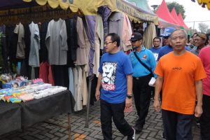 wali kota malang sutiaji saat meninjau pasar tugu yang disiasati menjadi jujukan para pengunjung cfd