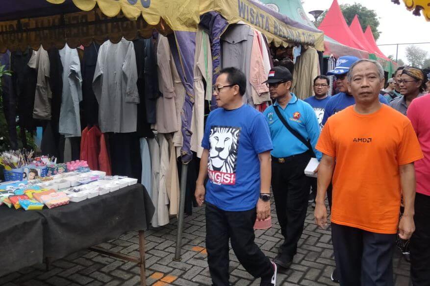 wali kota malang sutiaji saat meninjau pasar tugu yang disiasati menjadi jujukan para pengunjung cfd