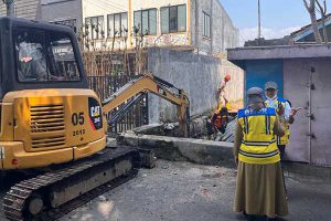 wali kota malang, sutiaji, saat meninjau langsung lokasi pembongkaran