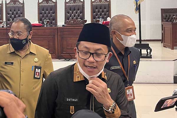 Wali Kota Malang, Sutiaji, saat menjawab pertanyaan awak media. (bim) - Pembangunan Alun-Alun Tugu Malang Resmi Ditunda 2023