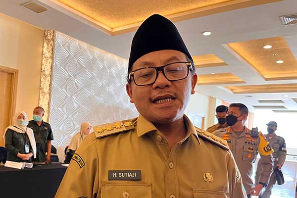 Wali Kota Malang, Sutiaji, saat menjawab pertanyaan awak media. (bim) - BPS Kota Malang Siapkan 1.340 Petugas untuk Pendataan Regsosek