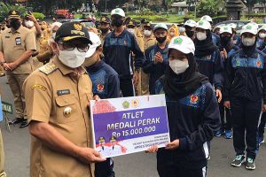 Wali Kota Malang, Sutiaji, saat menyerahkan secara simbolis bonus Porprov ke-VII kepada atlet. (bim) - Cair Bonus Puluhan Juta, Atlet Kota Malang Investasikan Ini