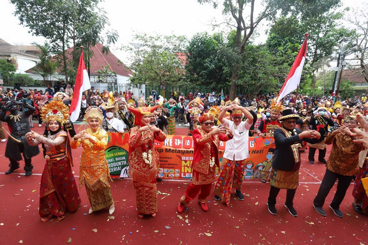 Wali Kota Malang dan istri, bersama jajaran Kepala OPD Kota Malang menampilkan salah satu tarian tradisional. (ist) - Karnaval Kota Malang 'Malang Bermartabat', Pestanya Budaya Nusantara