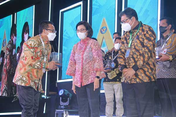 Wali Kota Malang menerima penghargaan predikat WTP 11 kali berturut-turut. (ist) - Pemkot Malang Raih Opini WTP 11 Kali Berturut-turut