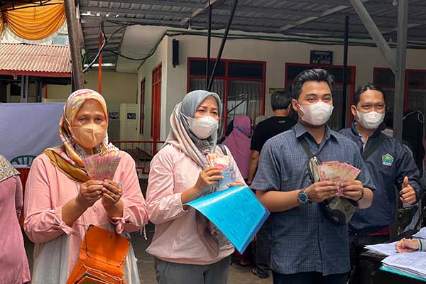 Warga Kota Malang usai menerima BLT BBM dan Sembako, di Kantor Pos Malang. (bim) - Sebanyak 16.151 Warga Kota Malang Terima BLT BBM dan Sembako