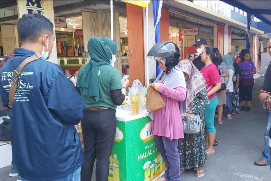warga antusias mengantre di operasi pasar lumbung pangan jatim warga antusias mengantre di operasi pasar lumbung pangan jatim