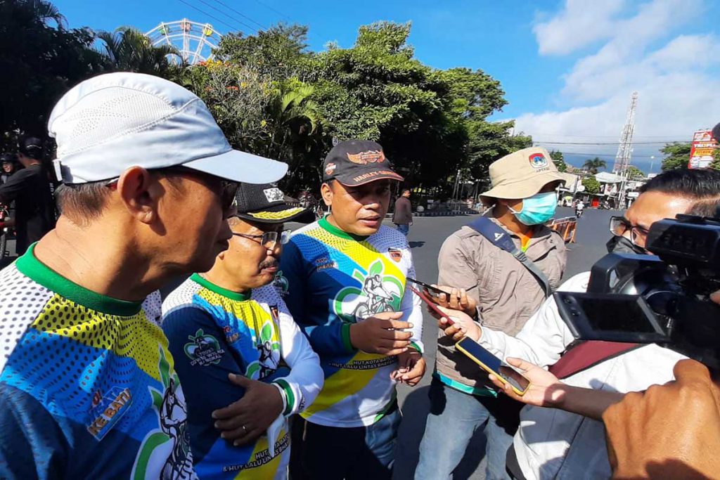 Wawali Batu bersama Kadisparta dan Ketua Komisi B DPRD Batu. (dik) - Awali HUT ke-21 Kota Batu, Tour Gowes Wisata Nasional Berangkatkan 1.200 Goweser