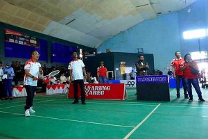 Wawali Batu dan Kejari Batu, mengawali Kejurkot PBSI Dan Kapolres Cup dengan Pertandingan eksebisi. (ist) - Lahirkan Atlet Baru, Kejurkot Bulutangkis dan Kapolres Cup 2022 Dimulai