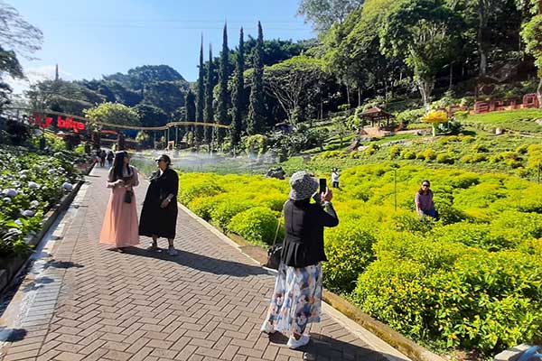 Wisatawan di Taman Rekreasi Selecta Batu. (dik) - Pengelola Pikir-pikir Sesuaikan Tiket Obyek Wisata