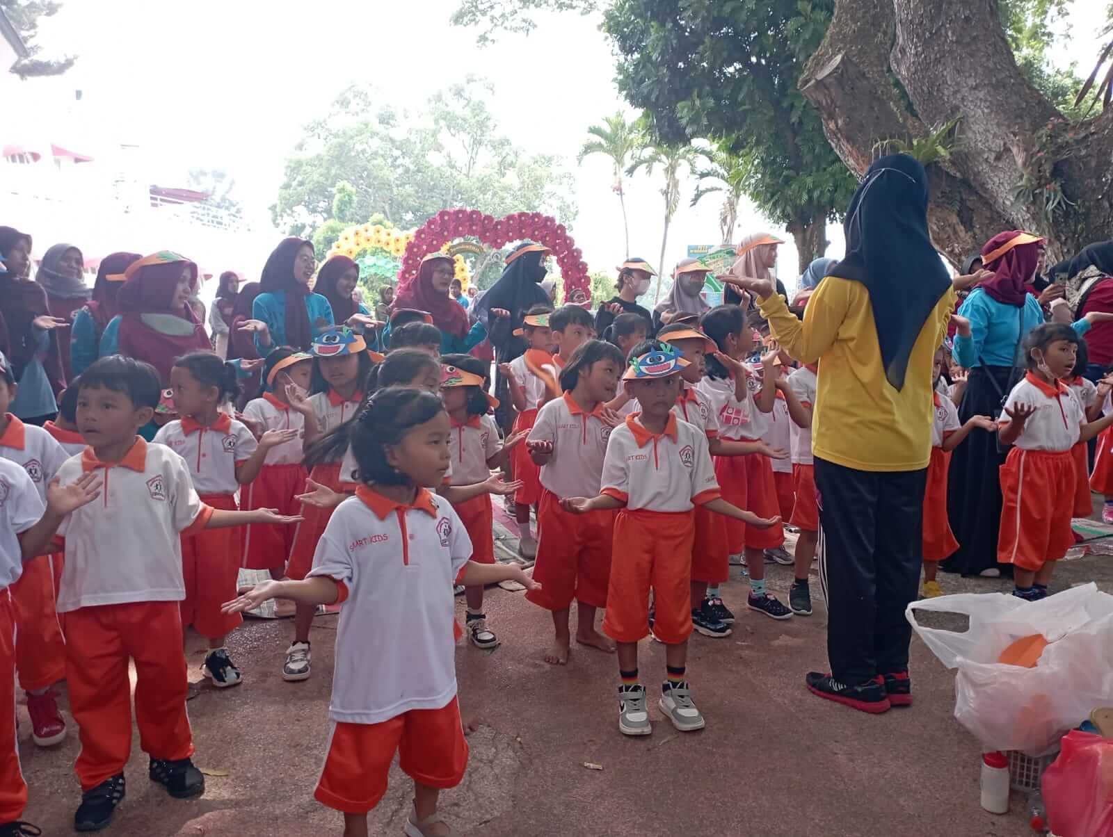 anak anak paud yang sedang mengikuti kegiatan festival gemar makan ikan. 1