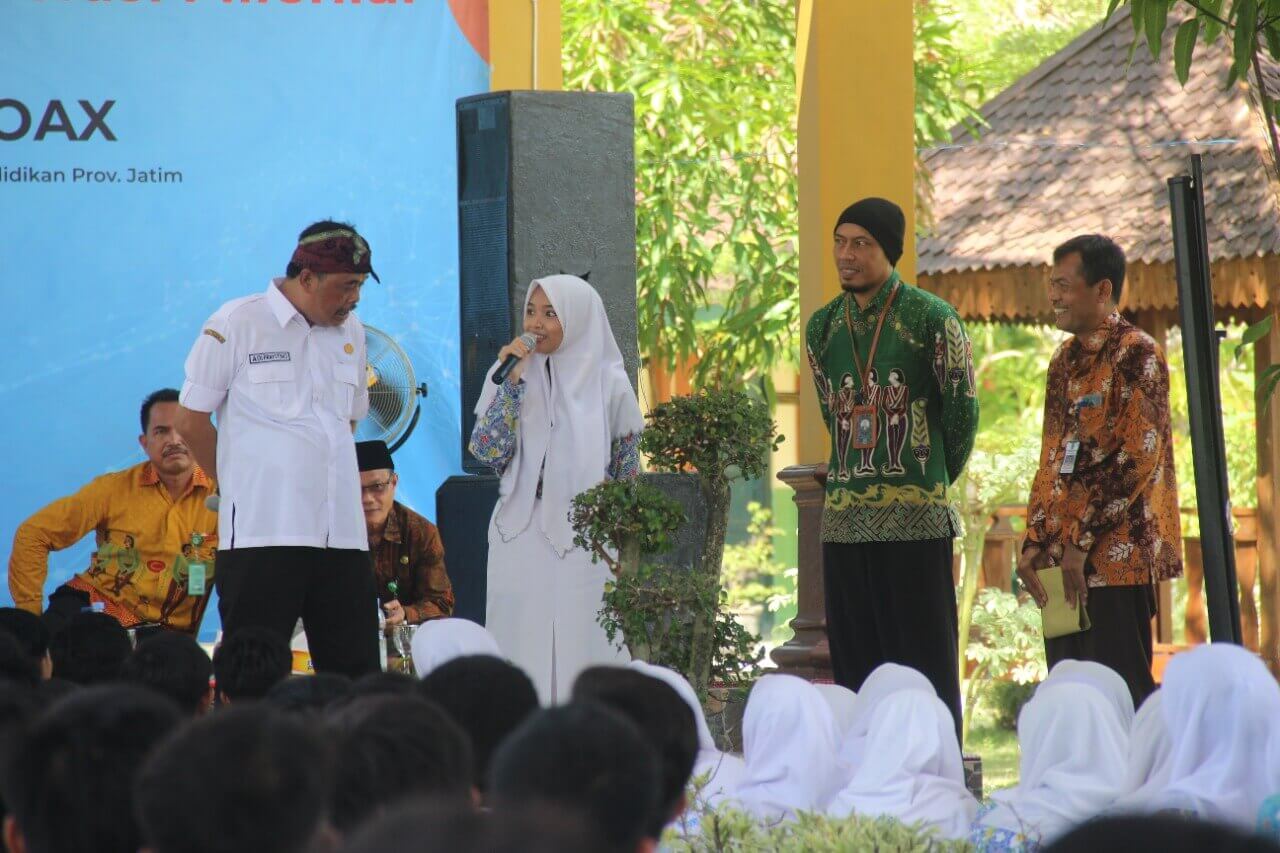 angkal hoax bupati bojonegoro ajak siswa berpikir positif dan berintegritas 1