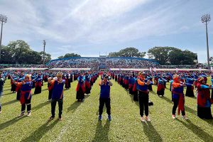 Wali Kota Malang, Sutiaji, bersama dengan Bunda Paud Kota Malang, Widayati Sutiaji mengikuti Tari Kreasi Pancasila. (bim)