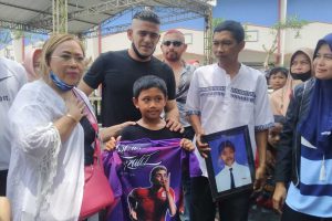 adik dan ayah daffa berfoto dengan cristian gonzales di stadion kanjuruhan