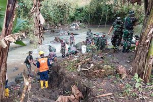 aksi babinsa klojen bersama warga kampung putih bersihkan bantaran sungai brantas.